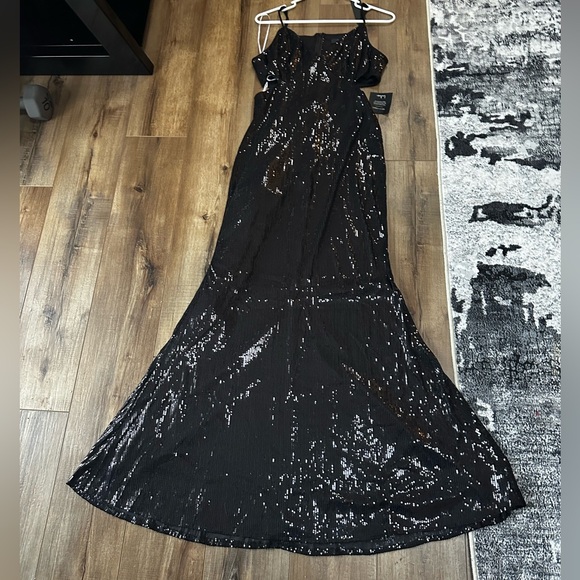 Lulus black sequin dress size large 
New with tags
Zips up the back sides open - Picture 1 of 4